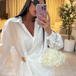 חולצה לבנה עם תכשיט קשירה מקדימה